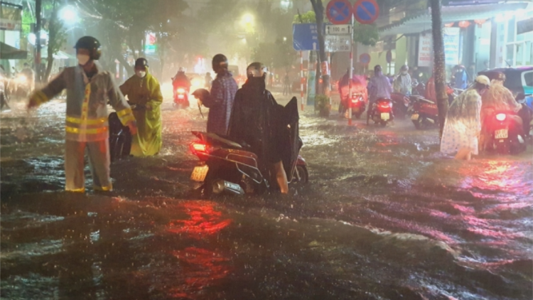 Ảnh-video: Mưa như trút, người dân Đà Nẵng bì bõm lội nước về nhà