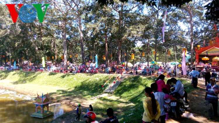 Hàng vạn người tham gia lễ hội Ok-om-bok ở Trà Vinh