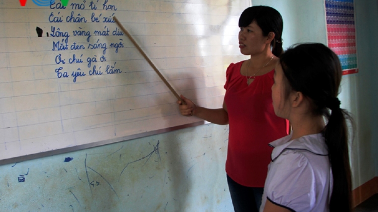 Cô giáo H’ Khuin dạy trẻ em nhiễm chất độc da cam