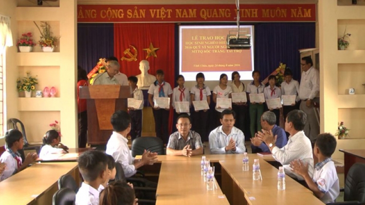 Trao học bổng học sinh Khmer hiếu học