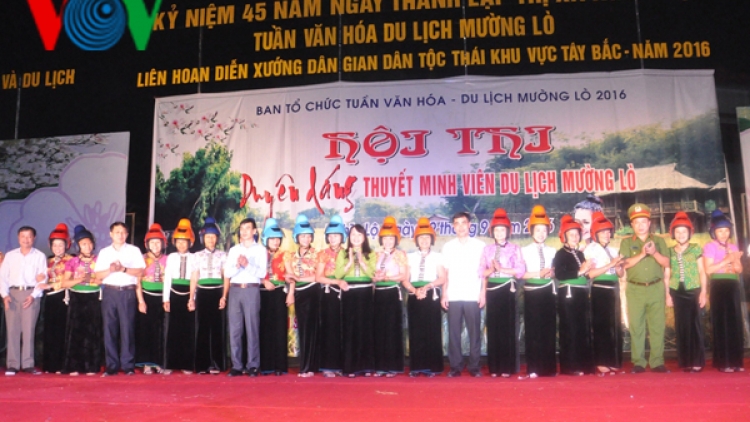 1.000 phụ nữ Thái đen được tặng mũ bảo hiểm thiết kế riêng