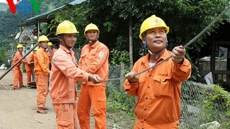 Hơn 8.000 hộ dân vùng lũ Mường La được cấp điện trở lại