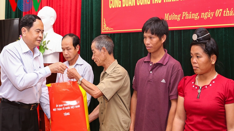 Chủ tịch Ủy ban Trung ương MTTQ Trần Thanh Mẫn thăm đồng bào bị ảnh hưởng mưa lũ tại Điện Biên