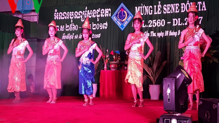 Hơn 1 ngàn sinh viên Khmer vui đón Lễ Sene Dolta