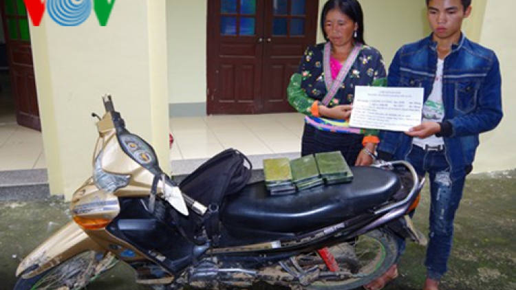 Điện Biên bắt giữ hai đối tượng vận chuyển trái phép 7 bánh heroin
