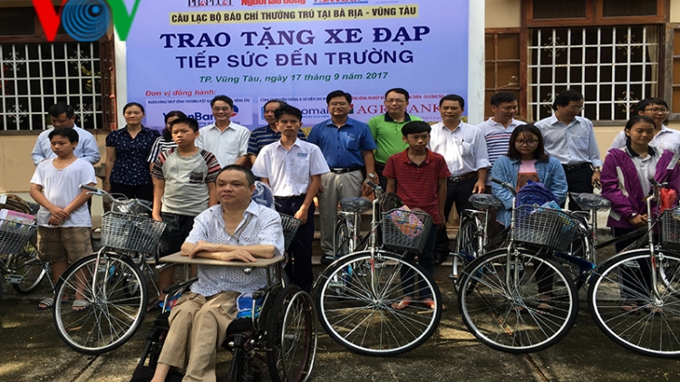 Câu lạc bộ phóng viên thường trú trao tặng xe đạp cho học sinh nghèo