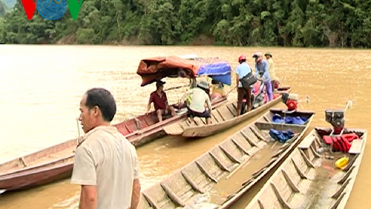 Những chuyến đò mất an toàn đưa người vượt qua điểm sạt lở ở Lai Châu