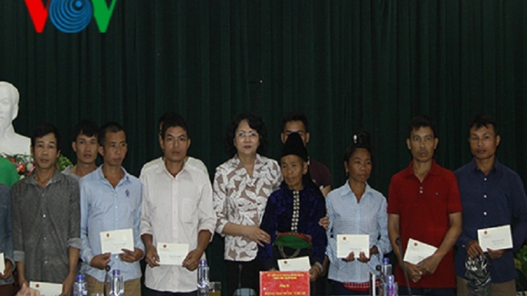Phó Chủ tịch nước Đặng Thị Ngọc Thịnh thăm, tặng quà các gia đình vùng lũ Mường La