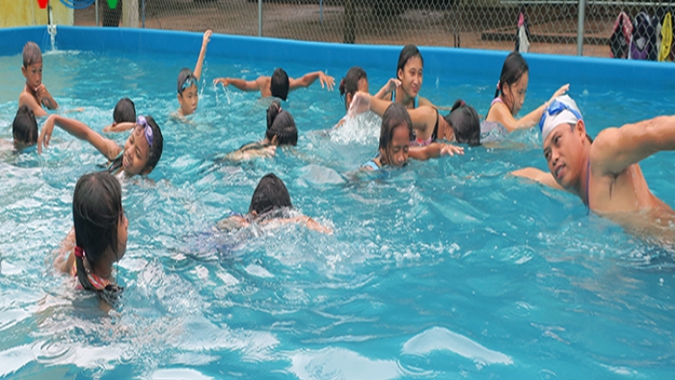 Tánh Linh dạy bơi cho học sinh