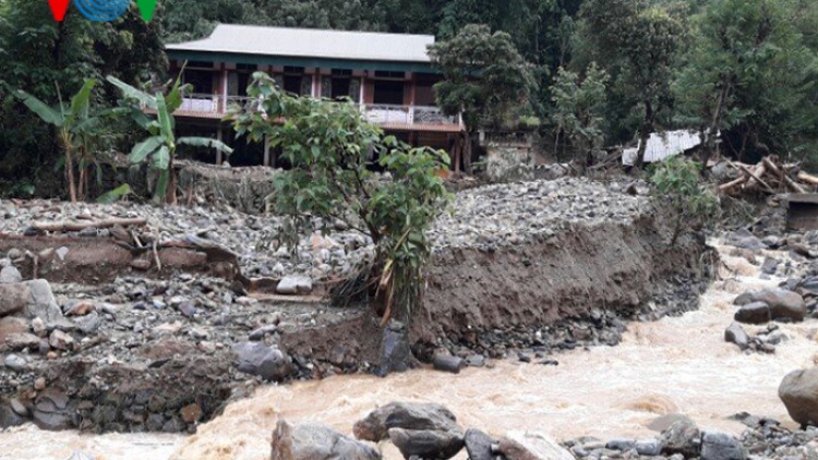 Những hình ảnh về huyện vùng cao Trạm Tấu bị cô lập sau mưa lũ
