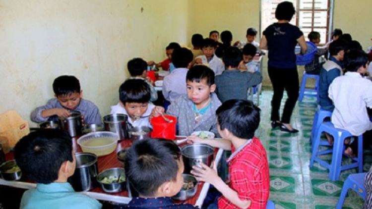 Hàng chục học sinh trường dân tộc nội trú nghi bị ngộ độc thực phẩm