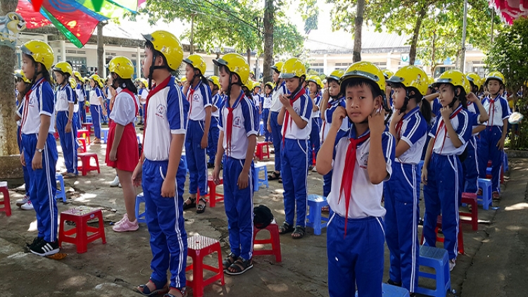 Gia Lai tặng hơn 3.300 mũ bảo hiểm cho học sinh