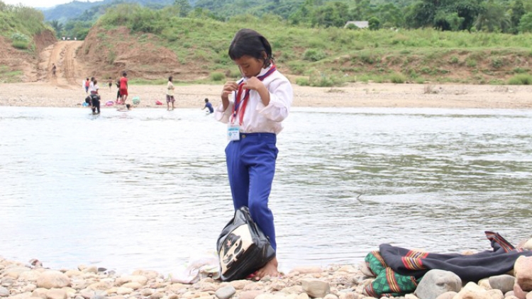 Quảng Trị: Học sinh thôn A Liêng phải lội sông đến trường