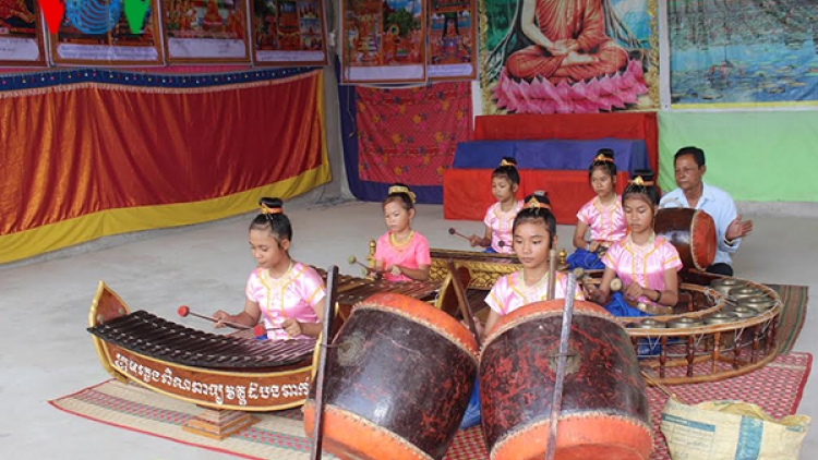 Đội nhạc ngũ âm nữ chùa Đom Bon Pek