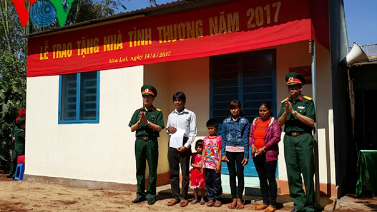 Bộ đội trao nhà tình thương cho hộ nghèo