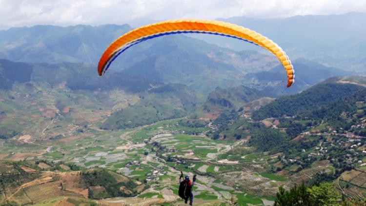 Lần đầu tiên Lai Châu tổ chức dù bay vượt đỉnh Pu Ta Leng