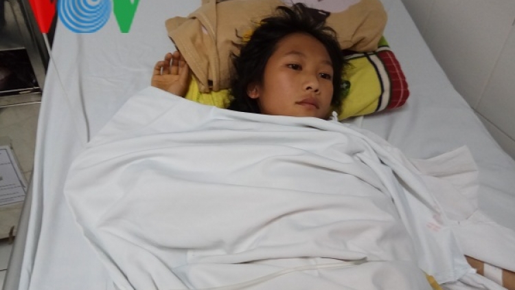 Cần 20 triệu để cô bé người Mông trả viện phí