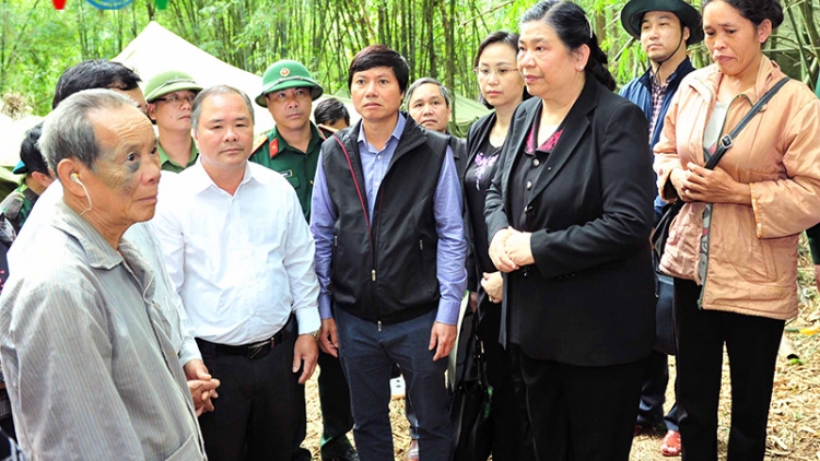 Phó Chủ tịch Thường trực Quốc hội Tòng Thị Phóng thăm các gia đình bị thiệt hại do mưa lũ tại Hòa Bình