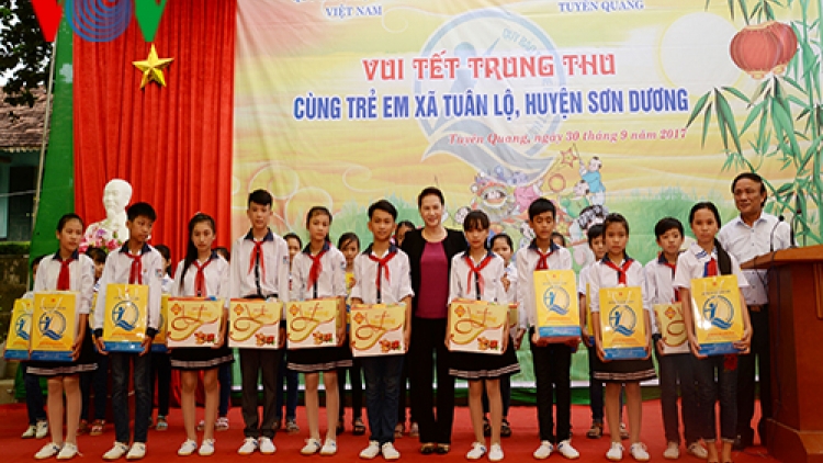Chủ tịch Quốc hội thăm, tặng quà cho các em thiếu nhi huyện Sơn Dương