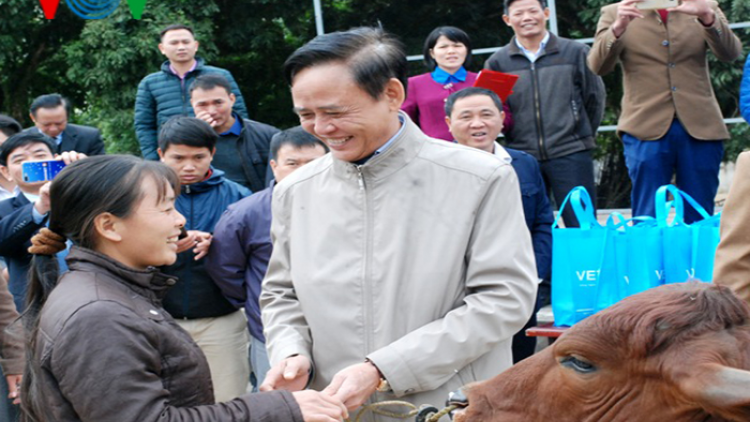 Bộ Nông nghiệp trao tặng sổ tiết kiệm và bò giống hỗ trợ hộ nghèo ở Tuyên Quang