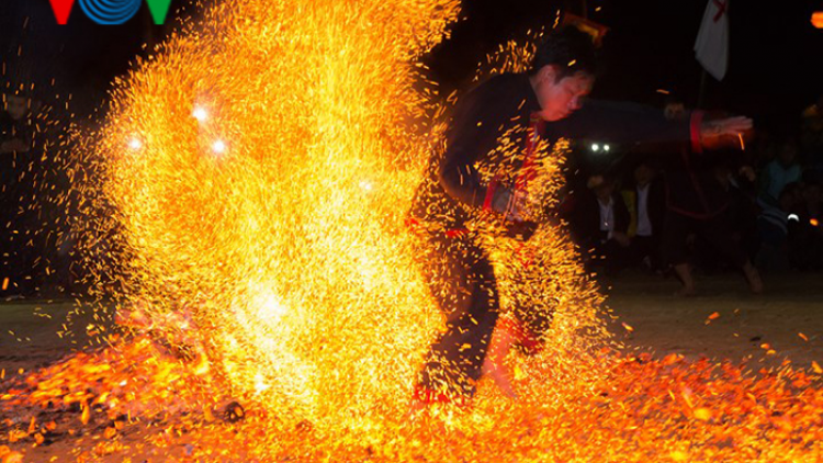 Người Pà Thẻn tổ chức lễ hội nhảy lửa