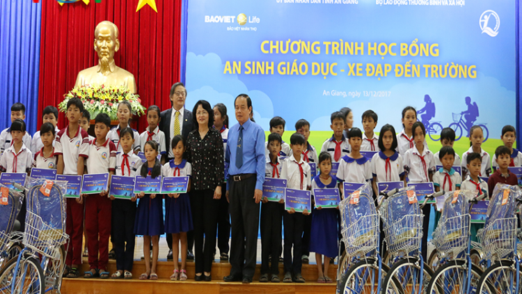 Phó Chủ tịch nước thăm, tặng quà học sinh và hộ nghèo tỉnh An Giang