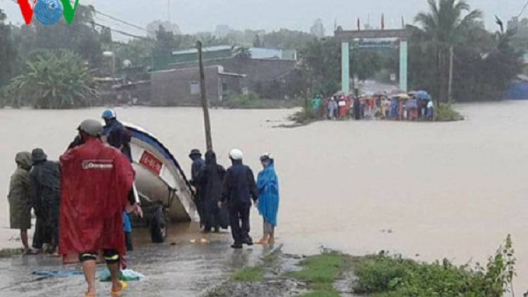 Gần 3.000 hộ dân Đồng Xuân bị cô lập do mưa lũ