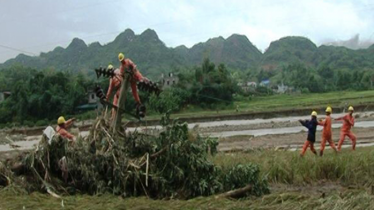 2 tháng sau lũ, vẫn còn 640 hộ dân Phù Yên chưa được cấp điện trở lại