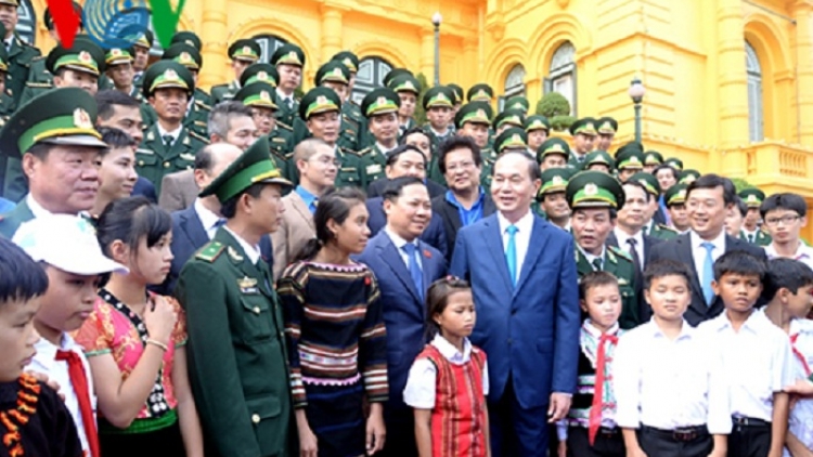 Chủ tịch nước Trần Đại Quang gặp mặt cán bộ, chiến sĩ Bộ đội Biên phòng và các em học sinh tham dự Chương trình “Chia sẻ cùng thầy cô”