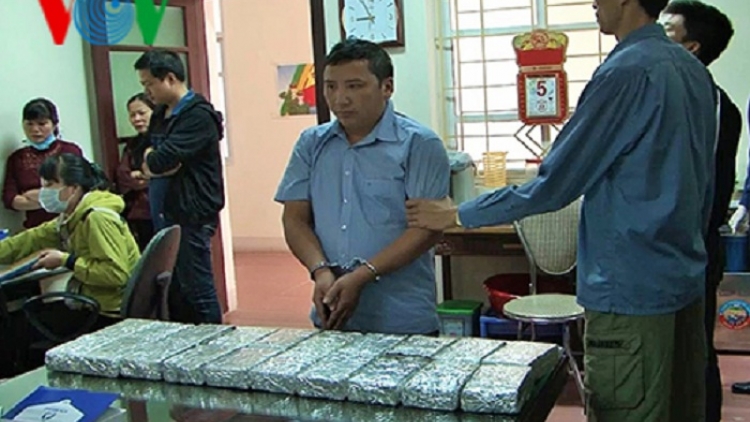 Lào Cai: Bắt đối tượng đi xe biển xanh chở 40 bánh heroin