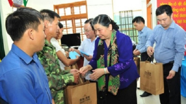 Phó Chủ tịch Quốc hội Tòng Thị Phóng thăm hỏi, động viên bà con vùng lũ Phù Yên