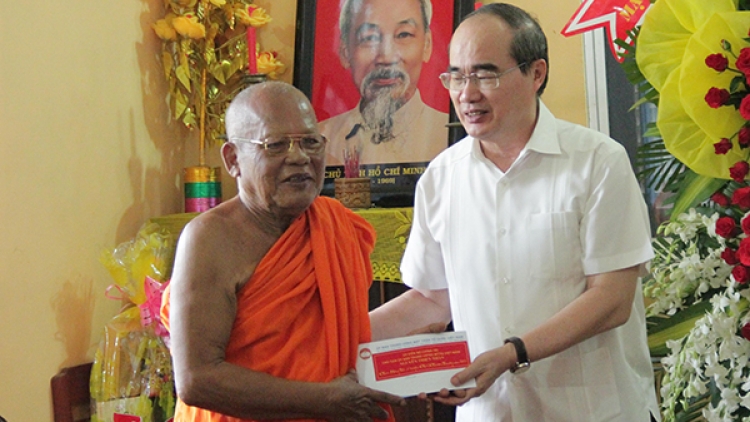 Chủ tịch MTTQVN Nguyễn Thiện Nhân chúc tết sư sãi, đồng bào Khmer
