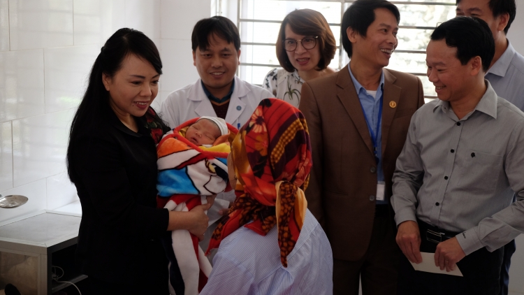 Bộ trưởng Bộ Y tế kiểm tra công tác chăm sóc sức khoẻ cho nhân dân vùng lũ Yên Bái
