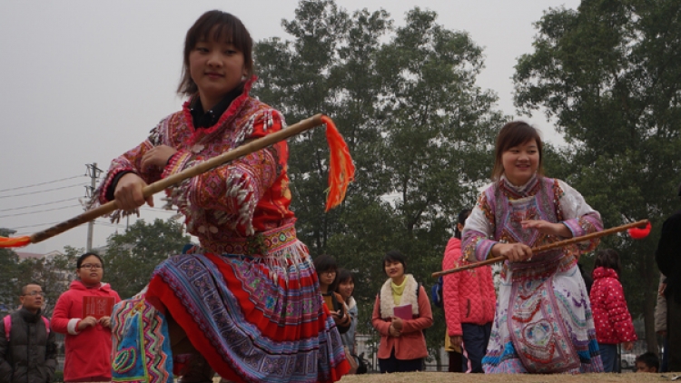 Người Mông yêu điệu múa sênh tiền