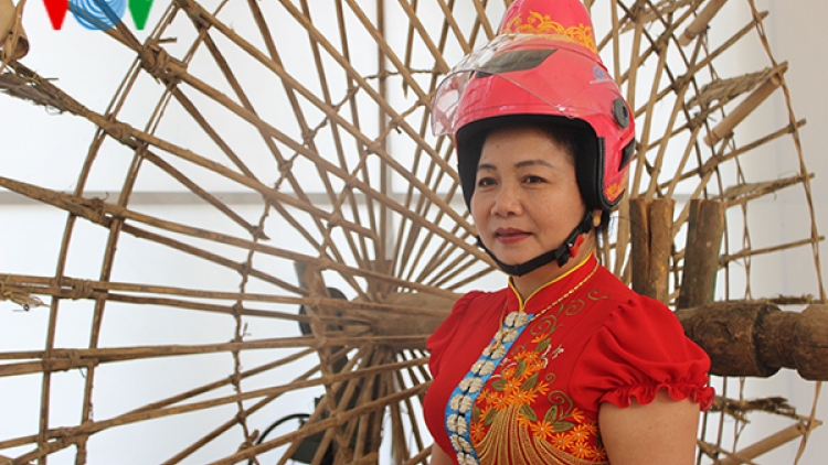 Tặng 1.000 mũ bảo hiểm phù hợp với "tẳng cẩu" của phụ Thái
