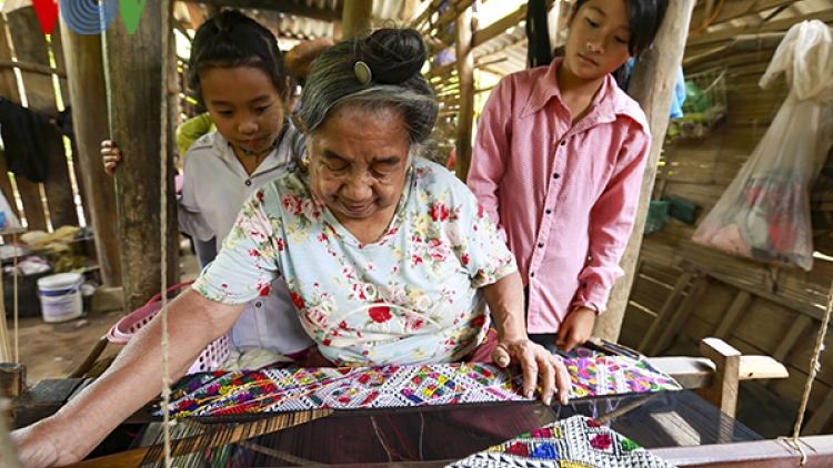 Cần tiếp sức cho nghề dệt thổ cẩm truyền thống Lào ở Na Sang II