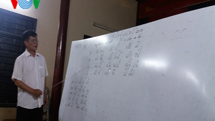 Thầy giáo không chuyên mở lớp chữ Thái