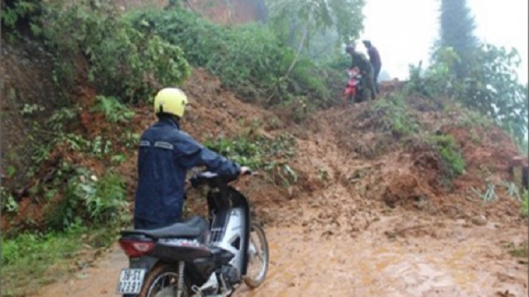 Sạt lở đất đá tại huyện Mèo Vạc khiến giao thông tê liệt