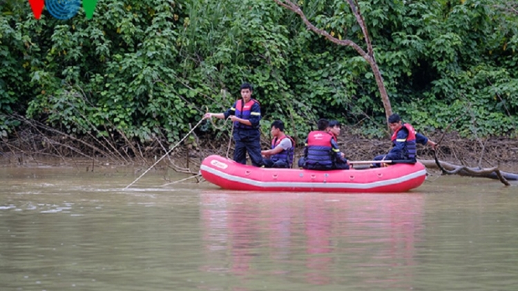 Tìm kiếm 4 nạn nhân mất tích trên sông Krông Nô