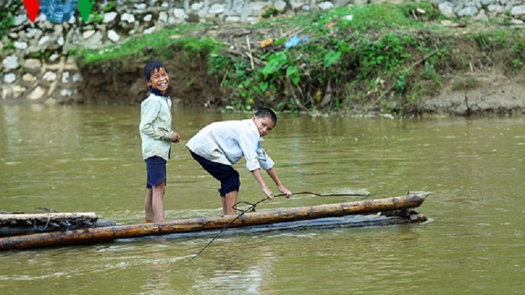 Dân bản Pom Sinh phải đi bè vượt suối trong mùa lũ
