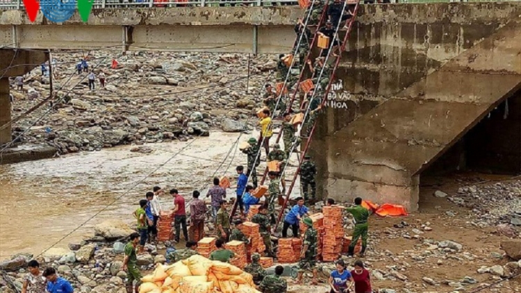 Thêm 15 tấn gạo được vận chuyển đến những vùng lũ khó nhất của huyện Mường La