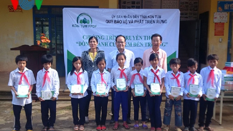Kon Tum tặng vở viết cho học sinh để tuyên truyền bảo vệ rừng