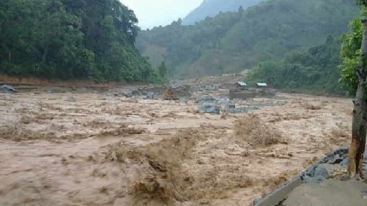 Lai Châu phải di chuyển khẩn cấp gần 50 hộ dân đến nơi an toàn