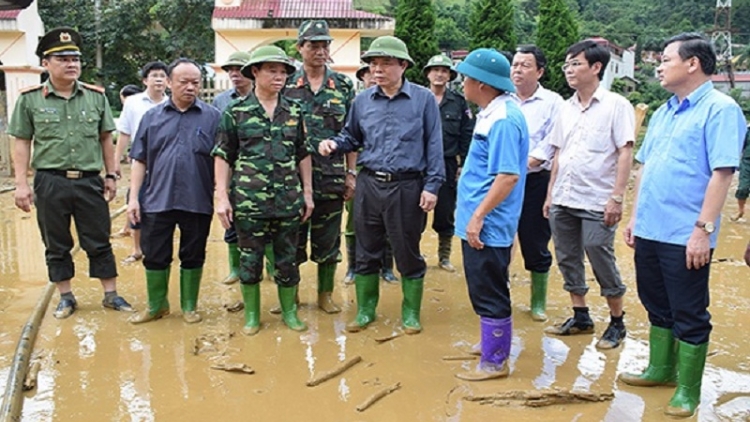 Phó Chủ tịch Quốc hội Phùng Quốc Hiển kiểm tra khắc phục hậu quả mưa lũ tại Mù Cang Chải