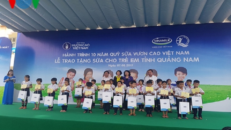 Phó Chủ tịch nước Đặng Thị Ngọc Thịnh trao tượng trưng 46.500 ly sữa từ Chương trình “Sữa học đường” tặng trẻ em tỉnh Quảng Nam