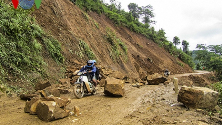 Quốc lộ 12 Điện Biên tan hoang sau mưa lũ