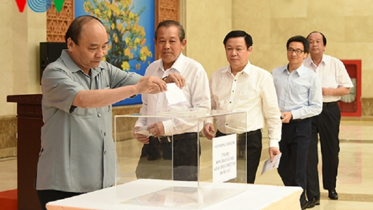 Thủ tướng Nguyễn Xuân Phúc góp tiền ủng hộ đồng bào các tỉnh Tây Bắc bị thiệt hại do mưa lũ
