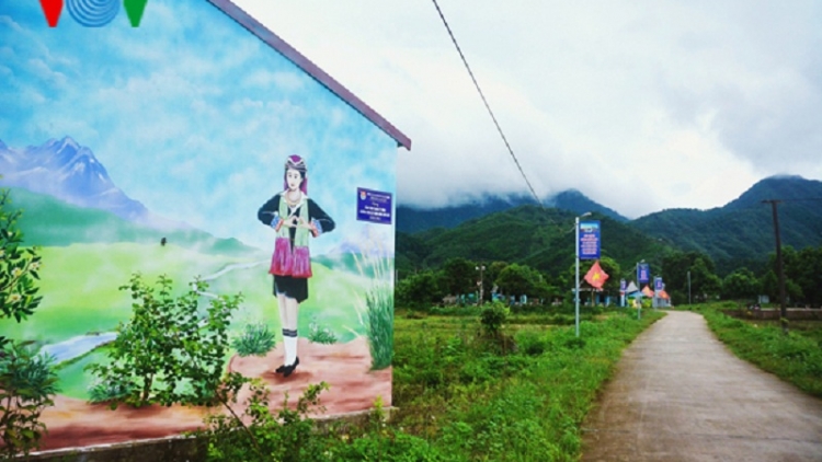 Lên biên giới thăm “làng bích họa” đầy màu sắc của người Dao