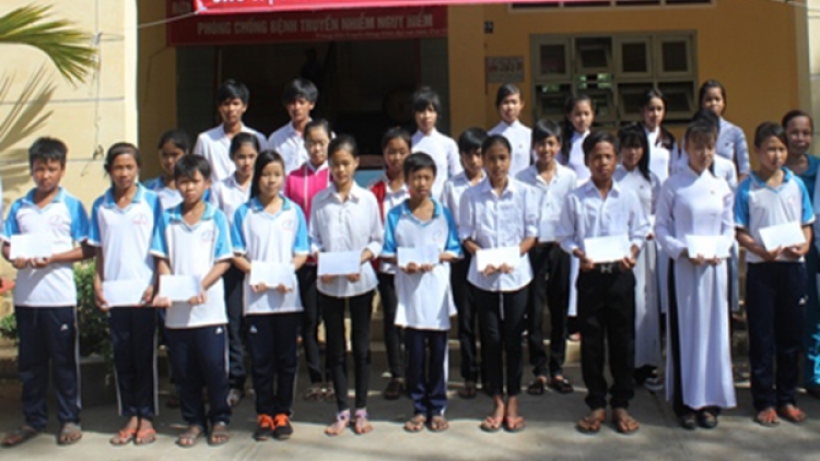 Trà Vinh trao 350 suất học bổng cho học sinh nghèo hiếu học