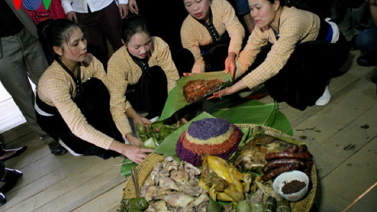 Mâm cơm đãi khách của người Thái